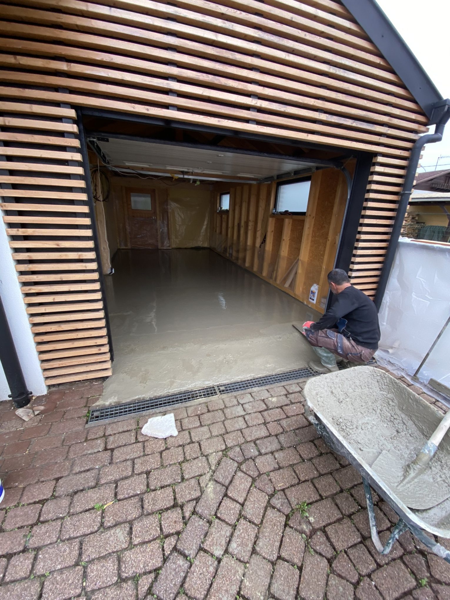 Application d'un ragréage dans un garage par SOLENA BTP à Strasbourg