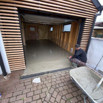 Application d'un ragréage dans un garage par SOLENA BTP à Strasbourg